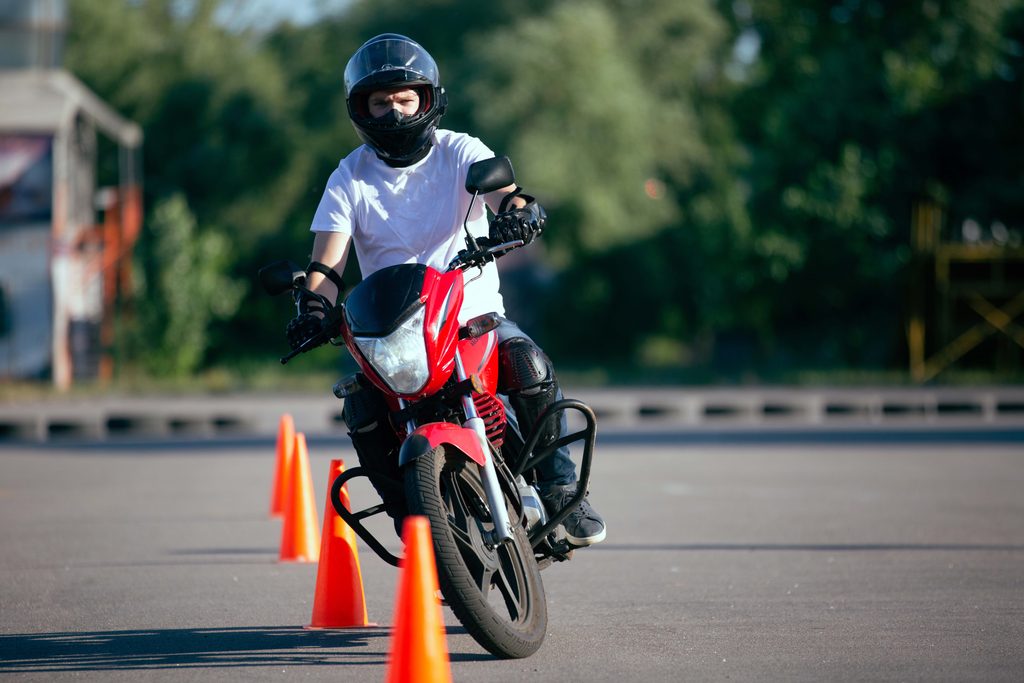 Epreuve moto 2026, motard qui passe l'examen du plateau en moto école